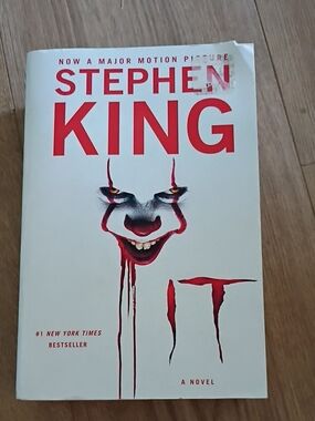 Stephen King IT Paperback — White & Red Cover